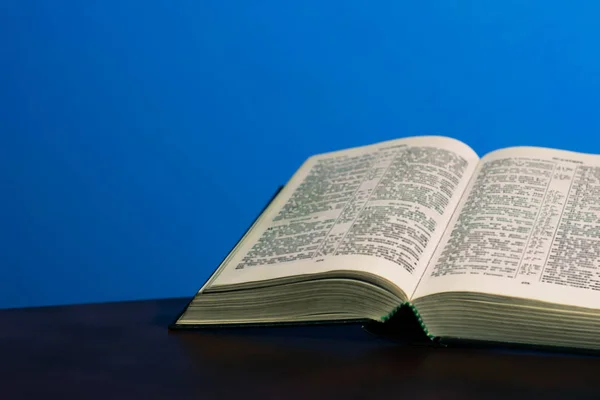 Nyissa Meg Biblia Egy Fekete Üveg Asztal Gyönyörű Kék Háttér — Stock Fotó