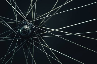 Koyu bir arka planda bisiklet parçalarını kapat. Makro görünüm.