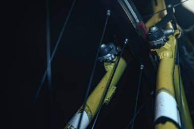 Koyu bir arkaplanda bisiklet parçalarını kapat. 