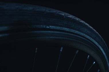 Koyu bir arkaplanda bisiklet parçalarını kapat. 