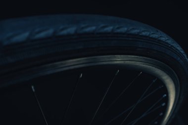 Koyu bir arkaplanda bisiklet parçalarını kapat. 