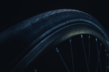 Koyu bir arkaplanda bisiklet parçalarını kapat. 