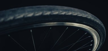 Koyu bir arkaplanda bisiklet parçalarını kapat. 