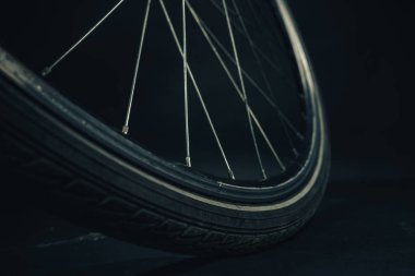 Koyu bir arkaplanda bisiklet parçalarını kapat. 