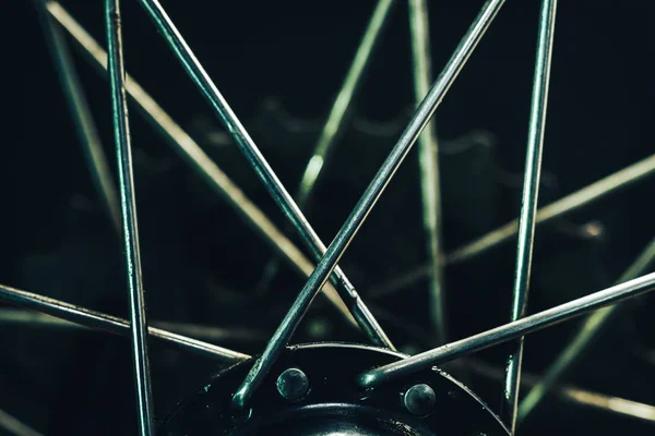 在黑暗的背景下关闭自行车零件 宏观观点 — 图库照片