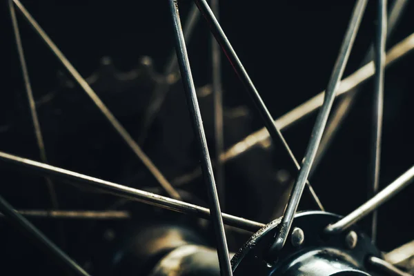 Koyu Bir Arka Planda Bisiklet Parçalarını Kapat Makro Görünüm — Stok fotoğraf