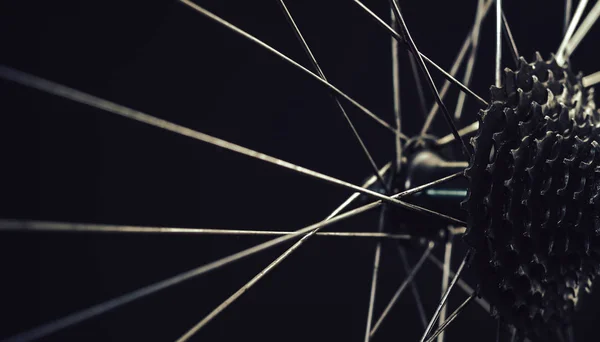Koyu Bir Arka Planda Bisiklet Parçalarını Kapat Makro Görünüm — Stok fotoğraf