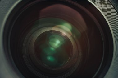 Siyah arka plan üzerinde cam sarı ve pembe ışık ile güzel kamera lensi.