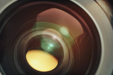 Siyah arka plan üzerinde cam sarı ve pembe ışık ile güzel kamera lensi.