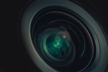 Güzel kamera lensleri ve siyah arka planda pembe cam ışığı. Makro fotoğrafçılık görünümü.