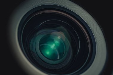 Güzel kamera lensleri ve siyah arka planda pembe cam ışığı. Makro fotoğrafçılık görünümü.