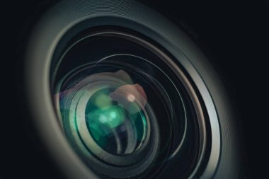 Güzel kamera lenslerini siyah bir arkaplanda kapat. Makro manzara.