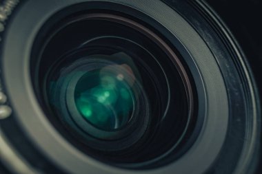 Güzel kamera lenslerini siyah bir arkaplanda kapat. Makro manzara.