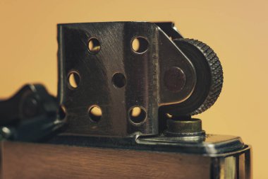 Sarı arkaplan dokusunda güzel, eski, hafif metalik bir şeyi kapat. Makro fotoğrafçılık görünümü. 