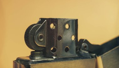 Sarı arkaplan dokusunda güzel, eski, hafif metalik bir şeyi kapat. Makro fotoğrafçılık görünümü. 