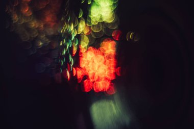 Sonsuz uzay arka planında parçacık bulutsusu tozu olan güzel soyut bir parlama çemberi. Karışık ortam.