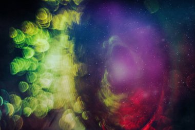 Sonsuz uzay arka planında parçacık bulutsusu tozu olan güzel soyut bir parlama çemberi. Karışık ortam.