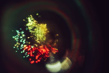 Sonsuz uzay arka planında parçacık bulutsusu tozu olan güzel soyut bir parlama çemberi. Karışık ortam.