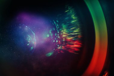 Güzel soyut kamera merceği arka plan çok renkli cam yansıması. Sonsuz uzayda nebula tozu. Karışık medya. Makro fotoğrafçılık görünümü.