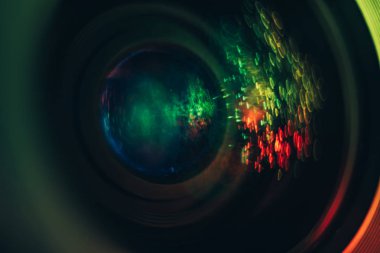 Güzel soyut kamera merceği arka plan çok renkli cam yansıması. Makro fotoğrafçılık görünümü.