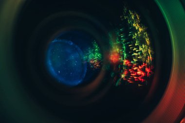 Güzel soyut kamera merceği arka plan çok renkli cam yansıması. Sonsuz uzayda nebula tozu. Karışık medya. Makro fotoğrafçılık görünümü.