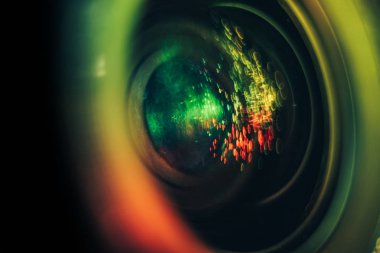 Güzel soyut kamera merceği arka plan çok renkli cam yansıması. Makro fotoğrafçılık görünümü.