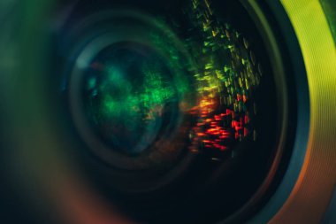 Güzel soyut kamera merceği arka plan çok renkli cam yansıması. Makro fotoğrafçılık görünümü.