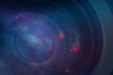 Güzel soyut kamera merceği arka plan çok renkli cam yansıması. Sonsuz uzayda nebula tozu. Karışık medya. Makro fotoğrafçılık görünümü.