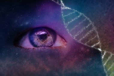 Bir DNA molekülüne bakarak soyut göz konseptini kapat. Sonsuz uzay arka planında nebula tozu. Karışık ortam.