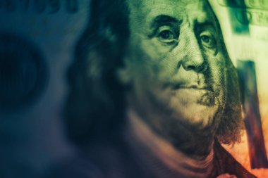 100 dolarla Franklin 'in yüzünü kapat. Amerikan ve Amerikan Doları nakit para geçmişi.
