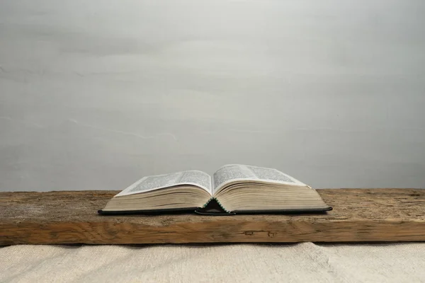 Abre Sagrada Biblia Sobre Una Vieja Mesa Madera Fondo Pared —  Fotos de Stock