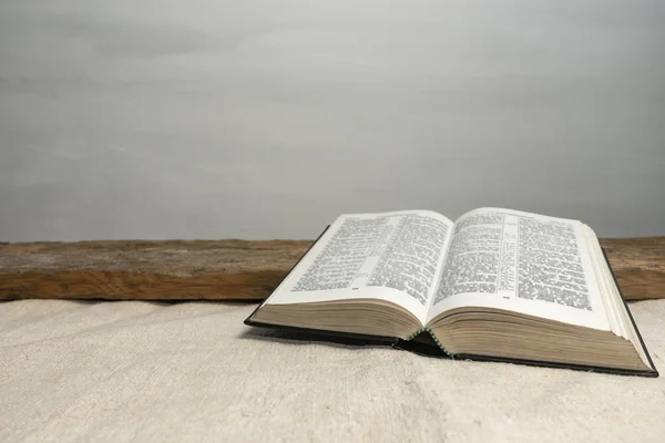 Abre Sagrada Biblia Sobre Una Vieja Mesa Madera Fondo Pared —  Fotos de Stock