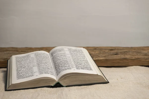 Abre Sagrada Biblia Sobre Una Vieja Mesa Madera Fondo Pared —  Fotos de Stock