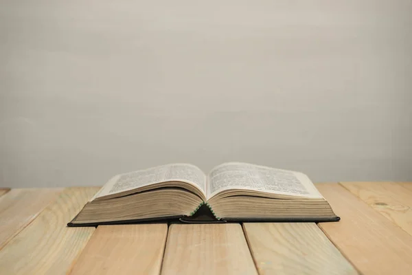 Biblia Abierta Sobre Una Vieja Mesa Madera Fondo Pared Blanco —  Fotos de Stock