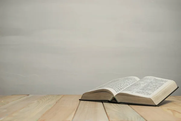 Biblia Abierta Sobre Una Vieja Mesa Madera Fondo Pared Blanco —  Fotos de Stock