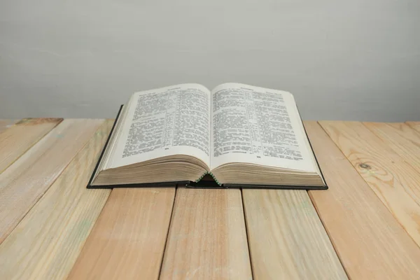 Biblia Abierta Sobre Una Vieja Mesa Madera Fondo Pared Blanco —  Fotos de Stock