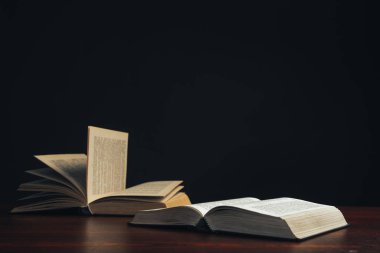 Kırmızı ahşap bir masada incili aç. Güzel siyah arkaplan.