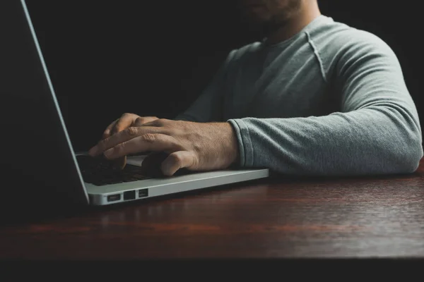 Close Man Zittende Laptop Een Rode Houten Tafel Mooie Zwarte — Stockfoto