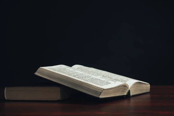 Open Bible Red Wooden Table Beautiful Black Background — Stock Photo, Image