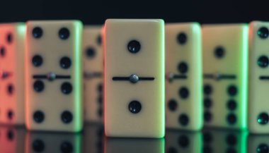 Renkli ışıkta güzel vintage dominoları kapatın. Arkaplan pankartı dokusu.