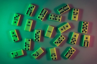 Renkli ışıkta güzel klasik domino taşları. Arka plan afiş dokusu. Üst Görünüm.