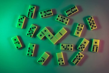 Renkli ışıkta güzel klasik domino taşları. Arka plan afiş dokusu. Üst Görünüm.
