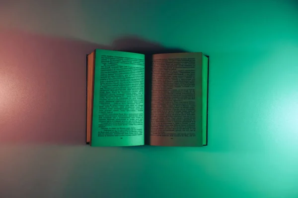 Schönes Offenes Altes Buch Farbigen Licht Auf Einem Tisch Und — Stockfoto