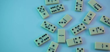 Renkli ışıkta güzel bir domino taşı. Arka plan afiş dokusu. Üst Görünüm.