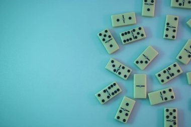 Renkli ışıkta güzel bir domino taşı. Arka plan afiş dokusu. Üst Görünüm.