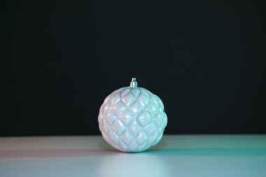 Masada ve gece arkaplanda güzel bir Noel mücevheri.