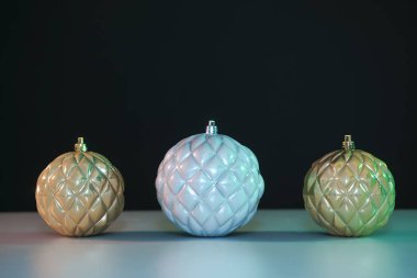 Masada ve gece arkaplanda güzel bir Noel mücevheri.