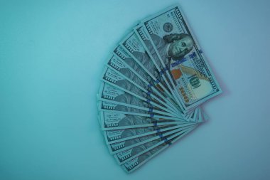 Masa arkaplanındaki güzel dolarlar. Amerikan, Amerikan Doları Nakit Para. Yüz Dolarlık Banknotlar. 