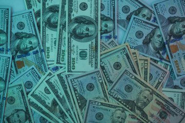 Masa arkaplanındaki güzel dolarlar. Amerikan, Amerikan Doları Nakit Para. Yüz Dolarlık Banknotlar. 