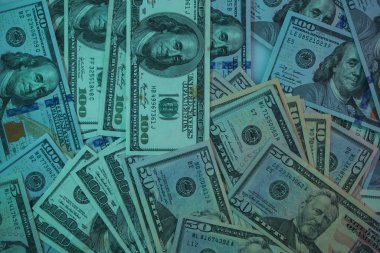 Masa arkaplanındaki güzel dolarlar. Amerikan, Amerikan Doları Nakit Para. Yüz Dolarlık Banknotlar. 